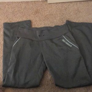 Grey under armour sweatpants. No tie